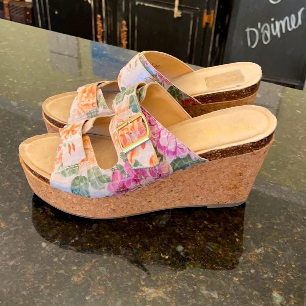 Kenneth Cole "Reaction" 9.5 Floral Cork Wedges